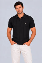 Camisa Mallorca negra, polo de punto con franjas caladas y cuello abierto, vista frontal