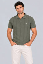 Camisa Mallorca verde, polo de punto con franjas caladas y cuello abierto, vista frontal