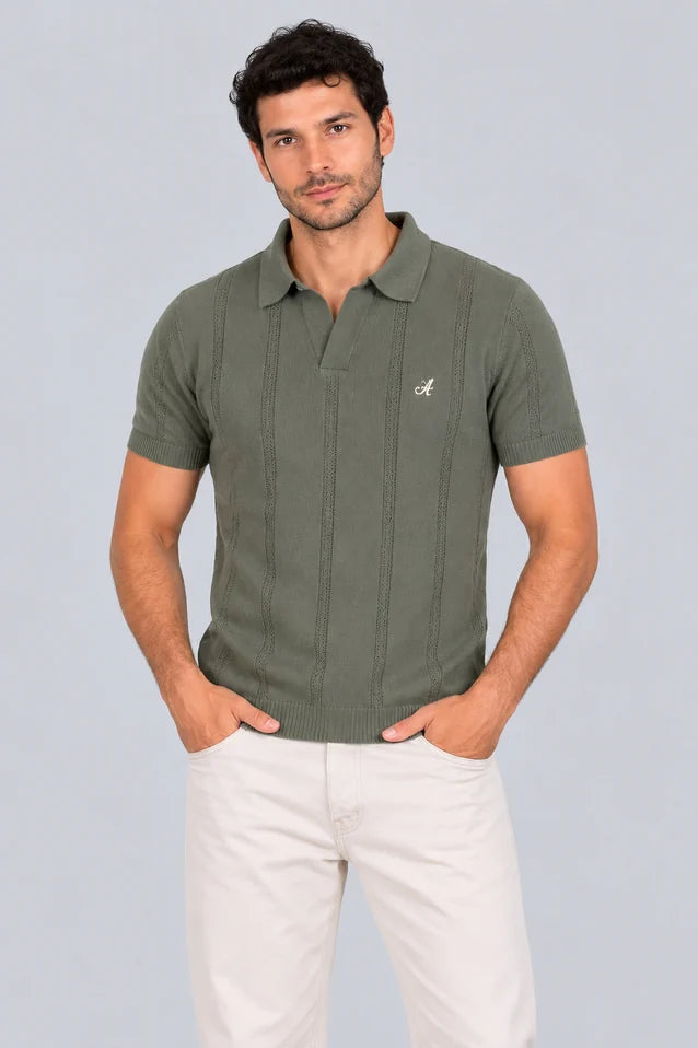 Camisa Mallorca verde, polo de punto con franjas caladas y cuello abierto, vista frontal
