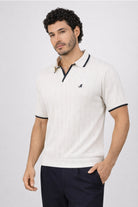 Hombre vistiendo la Camisa Afar vista frontal de LSJ SAS, una prenda tipo polo tejida en algodón 100% sostenible disponible en color blanco.