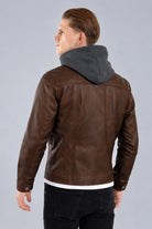Hombre vistiendo de espalda la chaqueta de Cuerotex marrón con capota de algodón, mostrando un look elegante y moderno gracias a su corte recto.