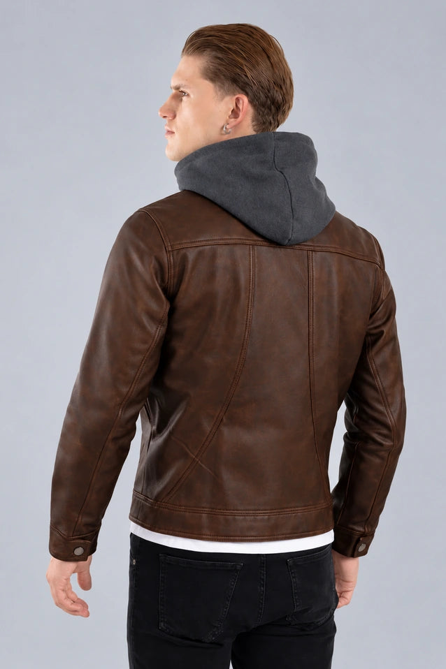 Hombre vistiendo de espalda la chaqueta de Cuerotex marrón con capota de algodón, mostrando un look elegante y moderno gracias a su corte recto.