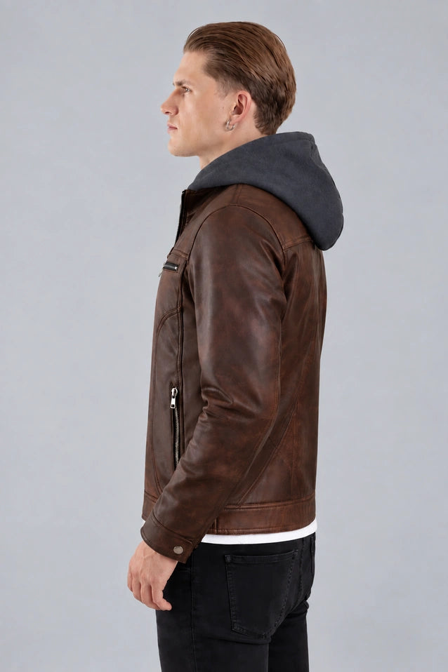 Hombre vista lateral de la chaqueta de Cuerotex marrón con capota de algodón, mostrando un look elegante y moderno gracias a su corte recto.
