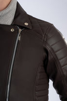 Chamarra cafe para hombre imagen detalle hombro AD10 estilo rockero con paneles laterales acolchados en cuerotex. Disponible con Pago Contra Entrega, crédito ADDI y Sistecrédito en lsjsas.com