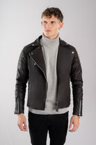 Chamarra cafe para hombre imagen frontal AD10 estilo rockero con paneles laterales acolchados en cuerotex. Disponible con Pago Contra Entrega, crédito ADDI y Sistecrédito en lsjsas.com