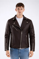 Chamarra cafe oscuro para hombre imagen frontal AD10 estilo rockero con paneles laterales acolchados en cuerotex. Disponible con Pago Contra Entrega, crédito ADDI y Sistecrédito en lsjsas.com