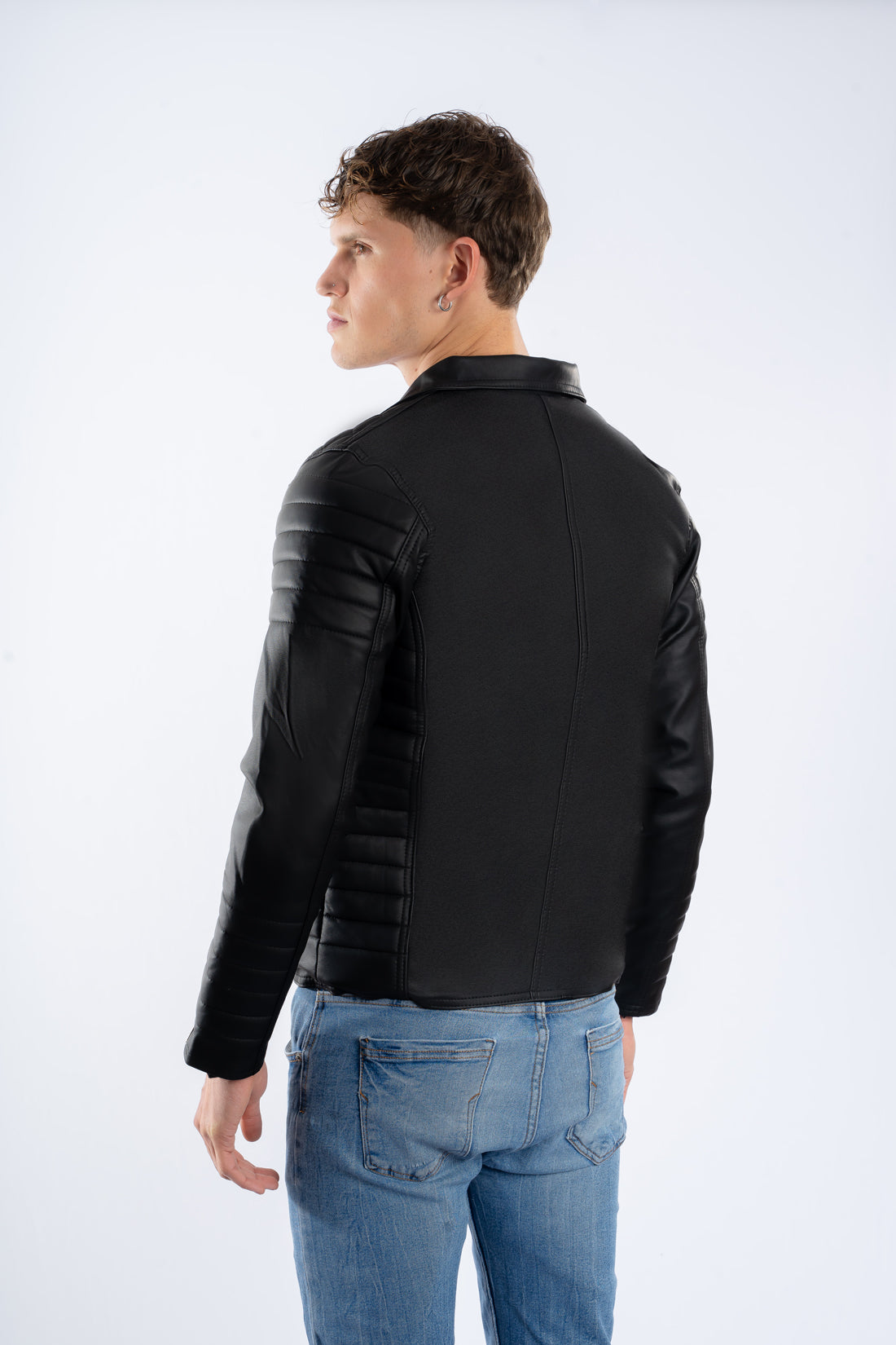 Chamarra negra para hombre espalda AD10 estilo rockero con paneles laterales acolchados en cuerotex. Disponible con Pago Contra Entrega, crédito ADDI y Sistecrédito en lsjsas.com