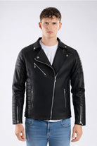 Chamarra negra para hombre imagen frontal AD10 estilo rockero con paneles laterales acolchados en cuerotex. Disponible con Pago Contra Entrega, crédito ADDI y Sistecrédito en lsjsas.com