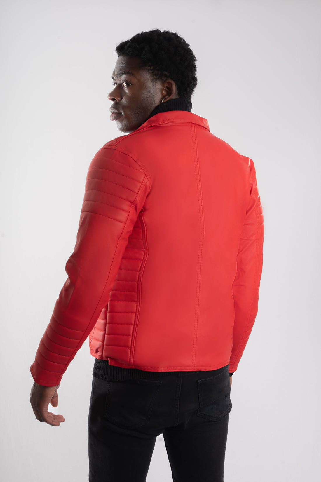 Chamarra roja para hombre espalda AD10 estilo rockero con paneles laterales acolchados en cuerotex. Disponible con Pago Contra Entrega, crédito ADDI y Sistecrédito en lsjsas.com