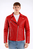Chamarra roja para hombre imagen frontal AD10 estilo rockero con paneles laterales acolchados en cuerotex. Disponible con Pago Contra Entrega, crédito ADDI y Sistecrédito en lsjsas.com