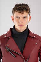 Chamarra vinotinto para hombre imagen detalla frente AD10 estilo rockero con paneles laterales acolchados en cuerotex. Disponible con Pago Contra Entrega, crédito ADDI y Sistecrédito en lsjsas.com