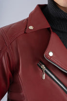 Chamarra vinotinto para hombre imagen detalle hombro AD10 estilo rockero con paneles laterales acolchados en cuerotex. Disponible con Pago Contra Entrega, crédito ADDI y Sistecrédito en lsjsas.com