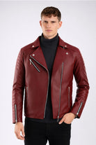 Chamarra vinotinto para hombre imagen frontal AD10 estilo rockero con paneles laterales acolchados en cuerotex. Disponible con Pago Contra Entrega, crédito ADDI y Sistecrédito en lsjsas.com