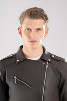 Vista frontal de la Chamarra de cuerotex cafe para hombre, una pieza de declaración con un estilo rockero y un diseño distintivo en el cuello.