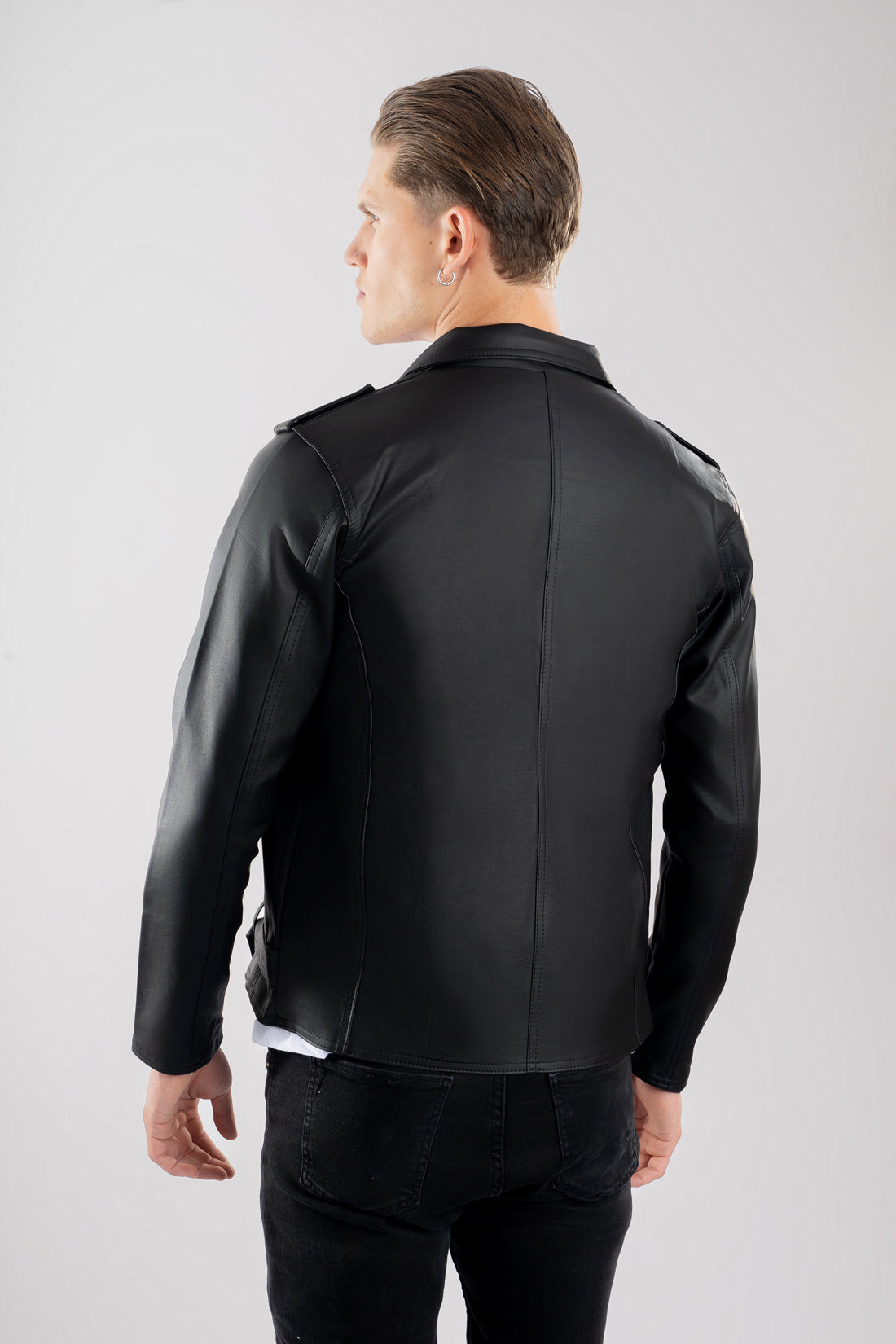 Vista trasera de la Chamarra de cuerotex negra para hombre, con un estilo rockero , vista espalda.