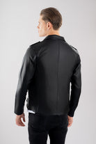 Vista trasera de la Chamarra de cuerotex negra para hombre, con un estilo rockero , vista espalda.