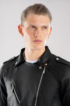 Vista frontal de la Chamarra de cuerotex negra para hombre, una pieza de declaración con un estilo rockero y un diseño distintivo en el cuello.