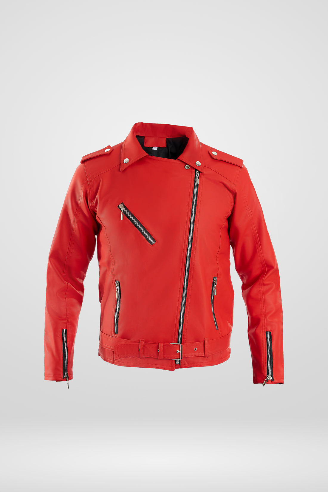 Chamarra de cuerotex roja para hombre, una pieza de declaración con un estilo rockero y una correa distintiva en la cintura.