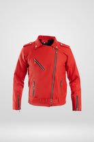 Chamarra de cuerotex roja para hombre, una pieza de declaración con un estilo rockero y una correa distintiva en la cintura.