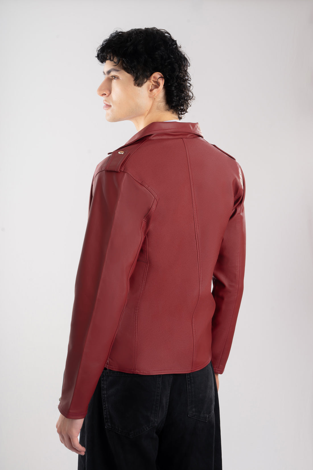 Vista trasera de la Chamarra de cuerotex vinotinto para hombre, con un estilo rockero , vista espalda.
