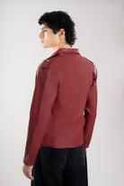 Vista trasera de la Chamarra de cuerotex vinotinto para hombre, con un estilo rockero , vista espalda.