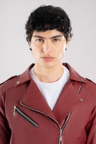 Vista frontal de la Chamarra de cuerotex vinotinto para hombre, una pieza de declaración con un estilo rockero y un diseño distintivo en el cuello.