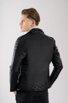 Vista trasera de la chaqueta rockera L250 en color negro, resaltando el corte ergonómico y ajuste perfecto de LSJ SAS. Envíos a toda Colombia con pago al recibir.