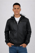 Vista frontal de la chaqueta AKT negra para hombre en cuero sintético, con capota gris de algodón desmontable.