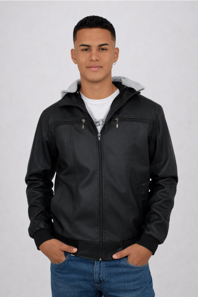 Vista frontal de la chaqueta AKT negra para hombre en cuero sintético, con capota gris de algodón desmontable.