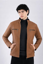 Chaqueta de lujo para hombre modelo Audi en color cafe claro, confeccionada en cuerotex grueso con exclusivos paneles acolchados en hombros y brazos. Diseño premium disponible con Pago Contra Entrega, ADDI y Sistecrédito en lsjsas.com.