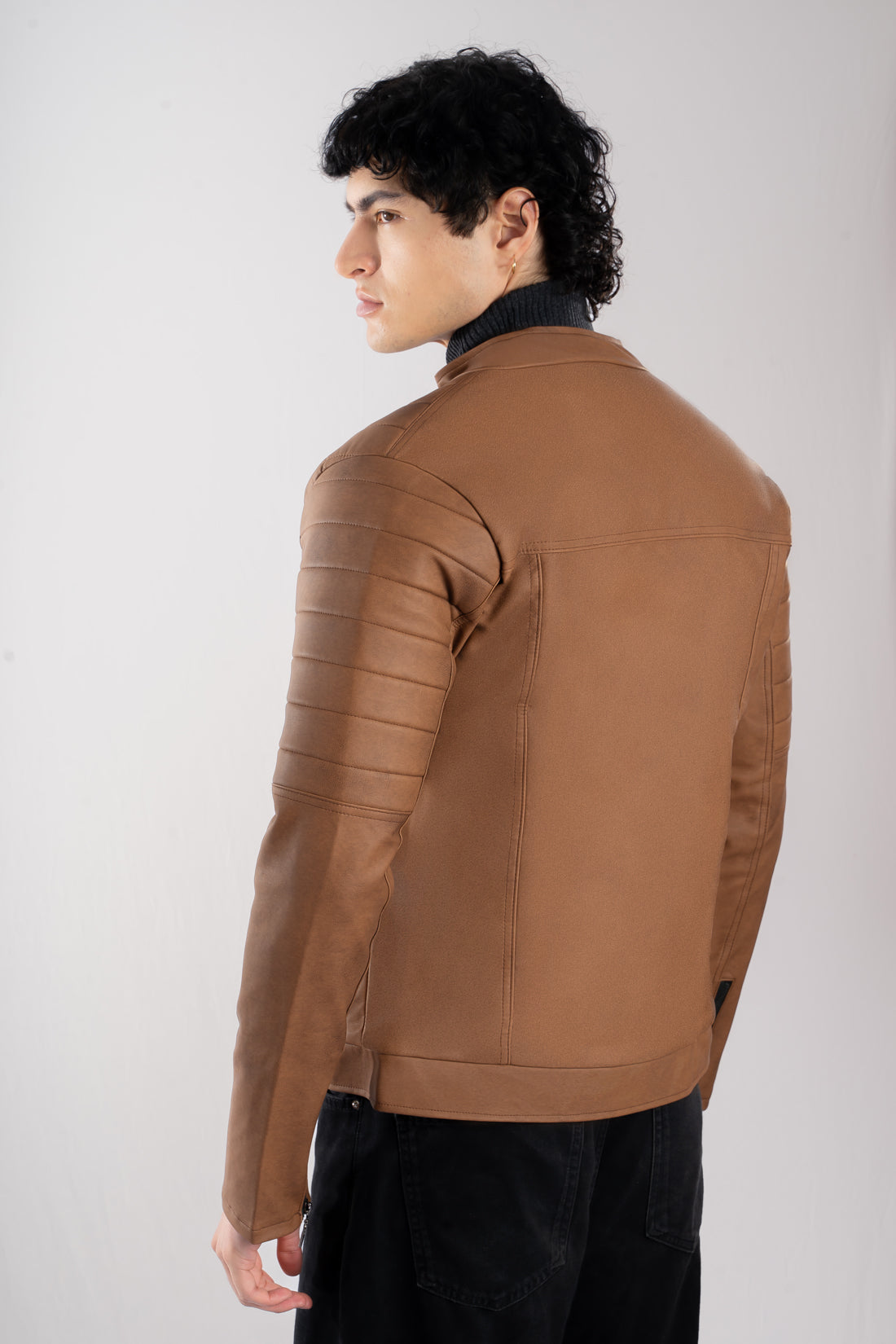 Chaqueta color café claro (tabaco) modelo Audi, resaltando su estructura masculina y acolchado de lujo inspirado en acabados de alta gama, vista de espalda. Compra segura en Colombia con pago al recibir en casa vía lsjsas.com