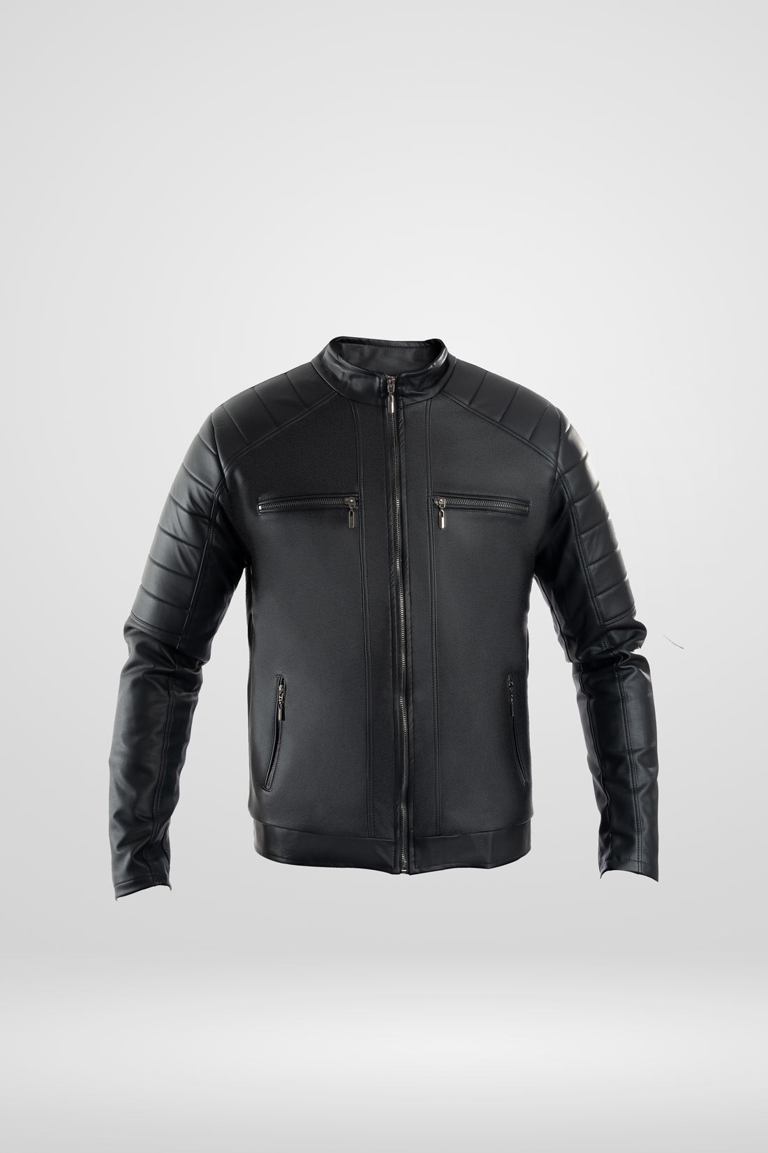 Chaqueta de lujo para hombre modelo Audi en color negro, vista general, confeccionada en cuerotex grueso con exclusivos paneles acolchados en hombros y brazos. Diseño premium disponible con Pago Contra Entrega, ADDI y Sistecrédito en lsjsas.com. 