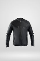 Chaqueta de lujo para hombre modelo Audi en color negro, vista general, confeccionada en cuerotex grueso con exclusivos paneles acolchados en hombros y brazos. Diseño premium disponible con Pago Contra Entrega, ADDI y Sistecrédito en lsjsas.com. 
