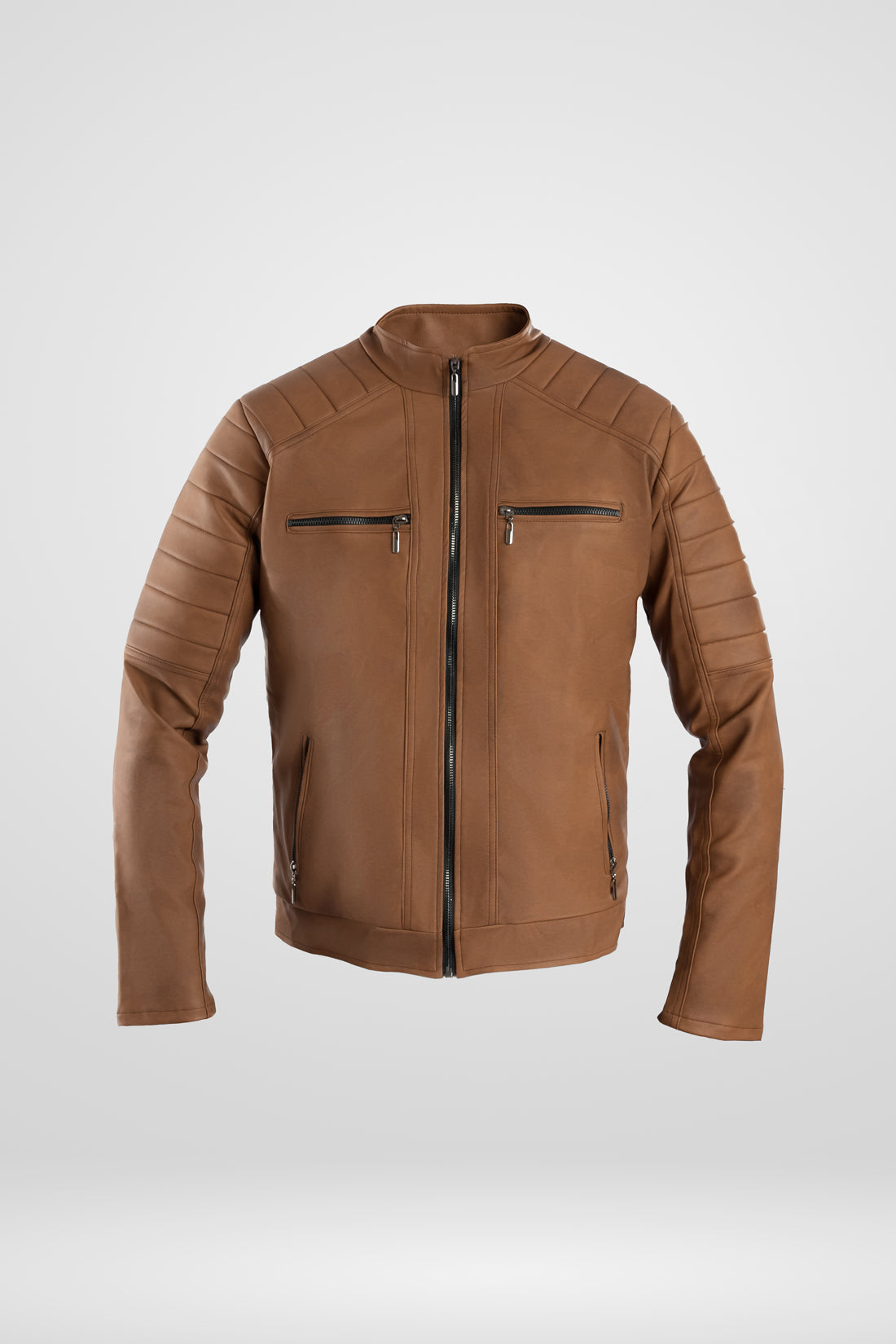 Chaqueta color café claro (tabaco) modelo Audi, resaltando su estructura masculina y acolchado de lujo inspirado en acabados de alta gama vista general. Compra segura en Colombia con pago al recibir en casa vía lsjsas.com.