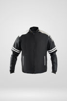 Vista frente de chaqueta beisbolera negra blanca resaltando el corte y la calidad de confección nacional.