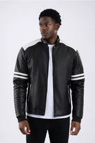 Chaqueta beisbolera para hombre en color negro con blanco, vista frontal, diseño clásico urbano de LSJ SAS.