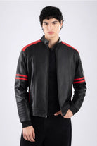 Chaqueta beisbolera para hombre en color negro con rojo, vista frontal, diseño clásico urbano de LSJ SAS.