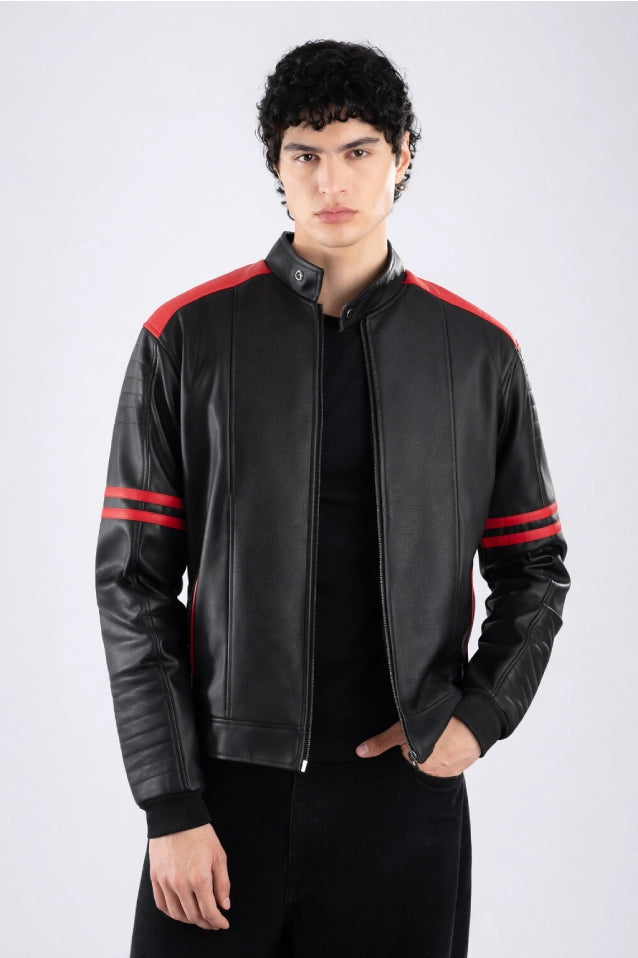 Chaqueta beisbolera para hombre en color negro con rojo, vista frontal, diseño clásico urbano de LSJ SAS.