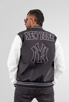 Chaqueta Bomber beisbolera New York para hombre en color negro vista de espalda con logos bordados de estilo y material Cuerotex resistente. Disponible con Pago Contra Entrega, crédito ADDI y Sistecrédito en lsjsas.com