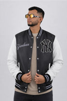 Chaqueta Bomber beisbolera New York para hombre en color negro vista frontal con logos bordados de estilo y material Cuerotex resistente. Disponible con Pago Contra Entrega, crédito ADDI y Sistecrédito en lsjsas.com