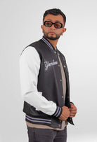 Chaqueta Bomber beisbolera New York para hombre en color negro vista de lado con logos bordados de estilo y material Cuerotex resistente. Disponible con Pago Contra Entrega, crédito ADDI y Sistecrédito en lsjsas.com