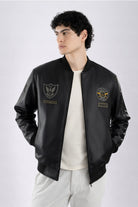 Chaqueta Bomber Piloto para hombre en color negro con logos bordados de estilo aviador y material Cuerotex resistente. Disponible con Pago Contra Entrega, crédito ADDI y Sistecrédito en lsjsas.com