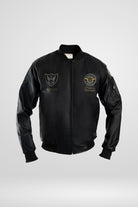 Chaqueta Bomber Piloto para hombre en vista frontal color negro con logos bordados de estilo aviador y material Cuerotex resistente. Disponible con Pago Contra Entrega, crédito ADDI y Sistecrédito en lsjsas.com.