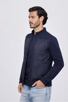 Chaqueta azul modelo Brahama para hombre vista lateral, fabricada en tejido tecnológico Miratex ultra resistente y de secado rápido. Envíos nacionales con opción de Pago Contra Entrega y crédito inmediato.