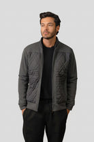 Chaqueta Gris Oscuro Brahama de LSJ SAS, diseño urbano minimalista resistente al viento y al agua. Estilo funcional y moderno en Colombia con pago al recibir en casa y Sistecrédito.