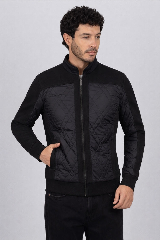 Chaqueta negra para hombre modelo Brahama, confeccionada en fibra Miratex con tacto suave tipo piel de durazno. Prenda térmica y liviana disponible con Pago Contra Entrega y ADDI en lsjsas.com.