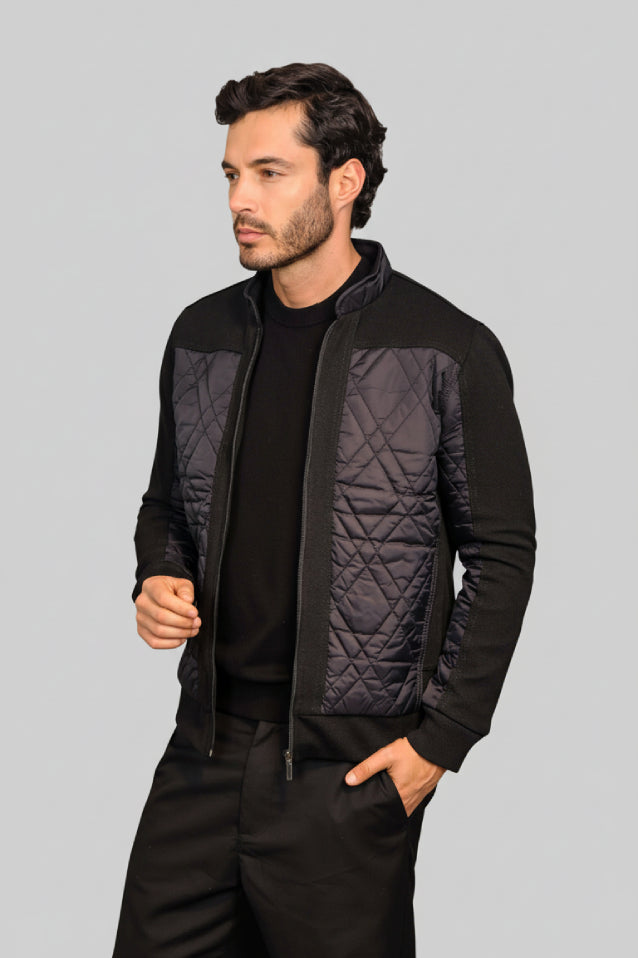 Chaqueta negra para hombre modelo Brahama, confeccionada en fibra Miratex con tacto suave tipo piel de durazno. Prenda térmica y liviana disponible con Pago Contra Entrega y ADDI en lsjsas.com.