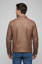 Vista trasera de la chaqueta camisero para hombre cafe claro, mostrando las costuras reforzadas y el corte estructurado.