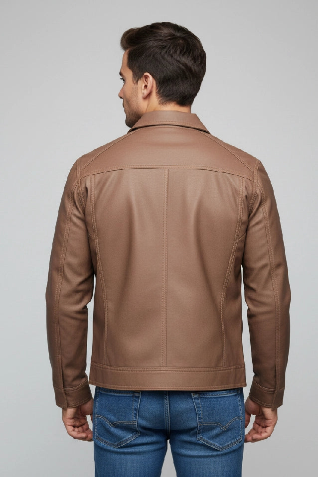 Vista trasera de la chaqueta camisero para hombre cafe claro, mostrando las costuras reforzadas y el corte estructurado.