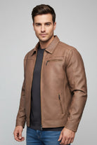 Vista lateral de la chaqueta camisero cefe claro para hombre, mostrando las costuras reforzadas y el corte estructurado.